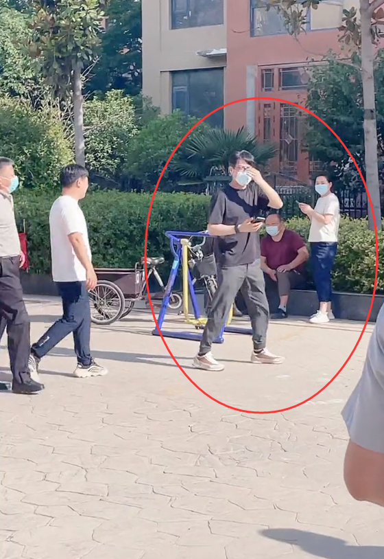 靳东在老家做核酸被拍,疑因未排队遭网友吐槽,俩亲戚跟随左右休闲区蓝鸢梦想 - Www.slyday.coM 靳东在老家做核酸被拍,疑因未排队遭网友吐槽,俩亲戚跟随左右休闲区蓝鸢梦想 - Www.slyday.coM