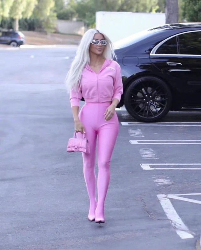 金卡戴珊瘦身好成功穿黑纱连体衣身材比以前还辣难怪迷住小男友