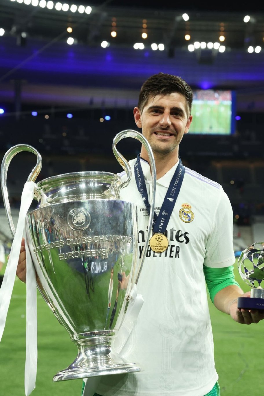 真被铲了库尔图瓦在万达大都会马竞传奇铭牌被球迷移除