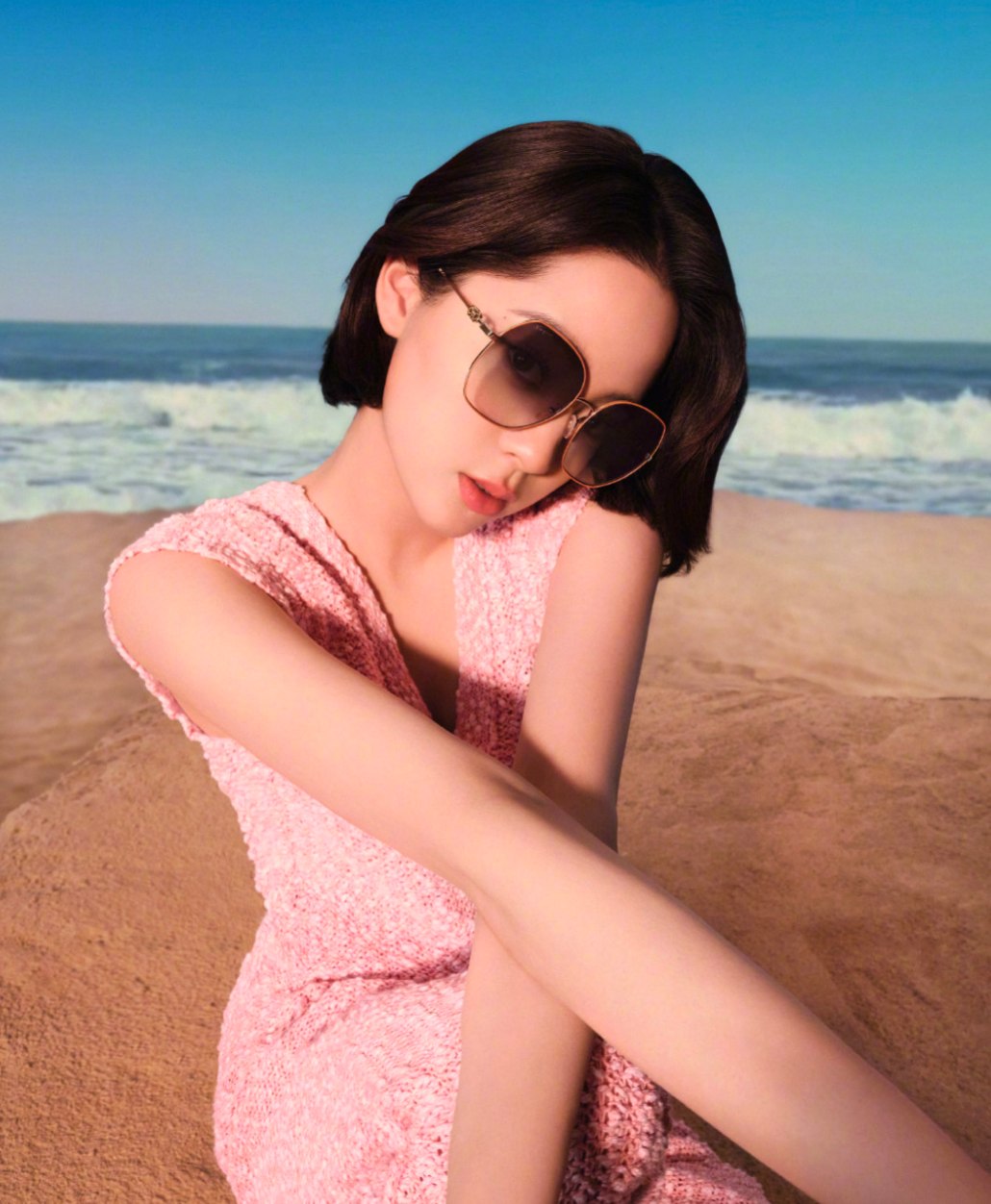 22岁欧阳娜娜穿内衣秀身材光脚拍照不穿鞋腰部纤细肌肉明显