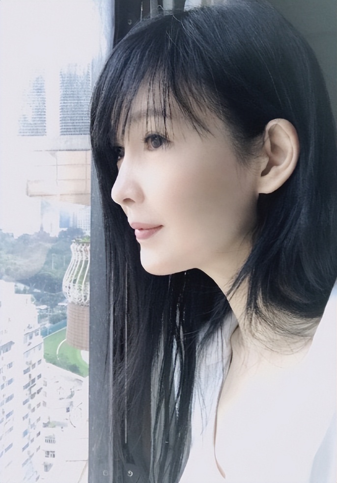 54岁玉女掌门人周慧敏晒侧颜照,淡妆出镜显清纯,皮肤白皙状态好