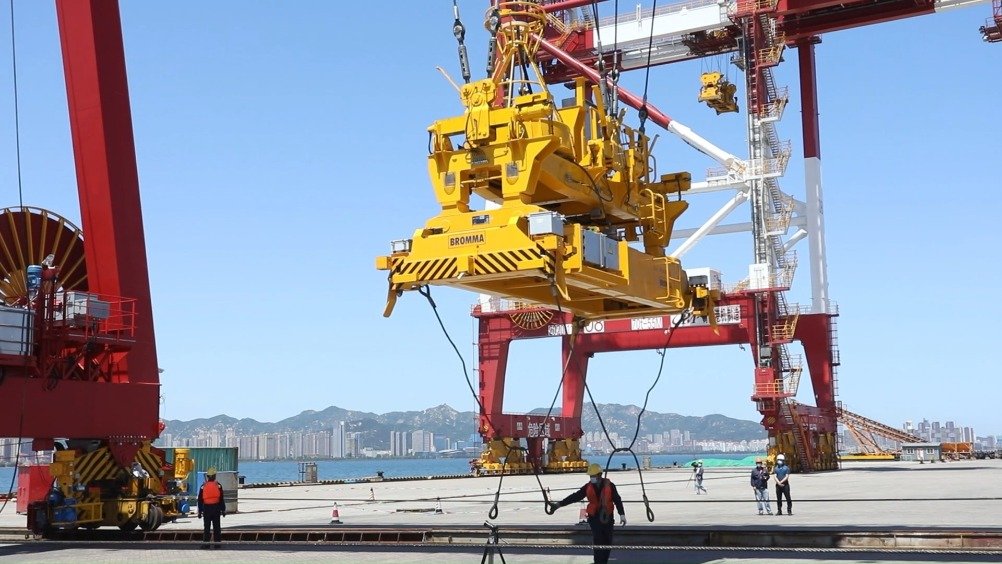 全自动化轨道吊登陆威海港