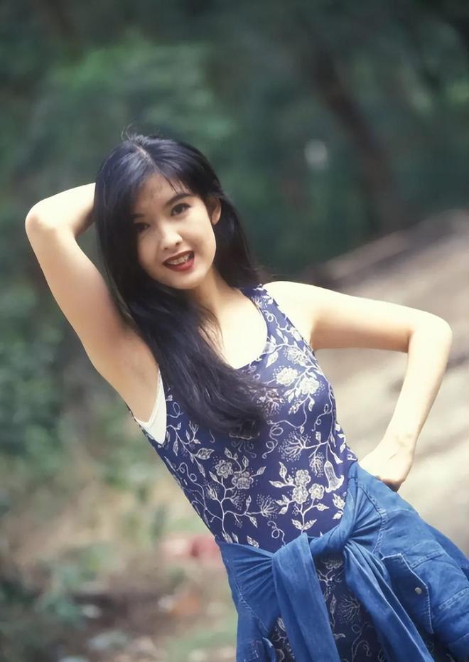 54岁周慧敏罕晒唯美侧颜照皮肤白皙似少女夸赞防疫人员很温柔