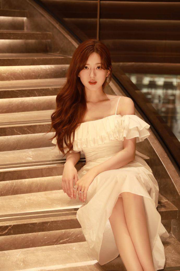 赵露思身着长裙清新又甜美