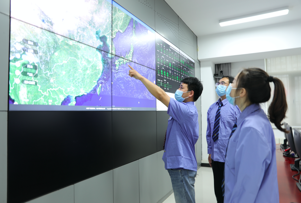 调度指挥中心人员利用卫星云图进行"观云追雨"分析和降雨量的研判