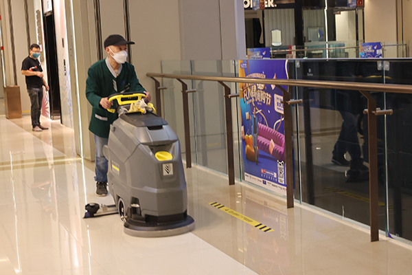 保洁人员正在打扫过道 本文图均为&nbsp;金山区 供图