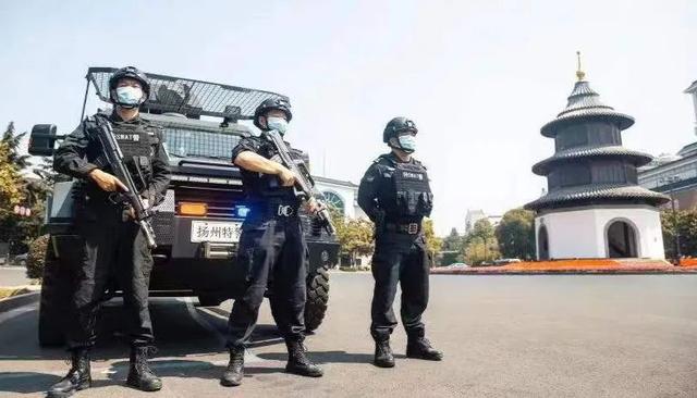 "5月26日上午,一位群众面对前来处警的扬州市公安局邗江分局巡特警