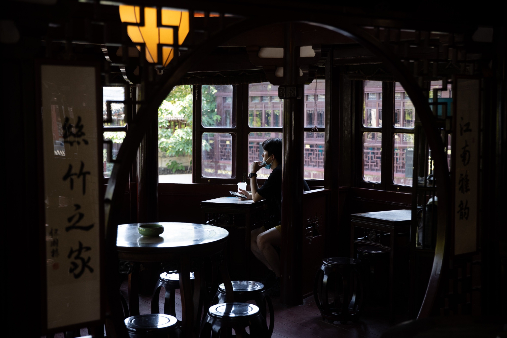 5月31日,在上海黄浦区豫园商城,市民在湖心亭茶楼上休息.