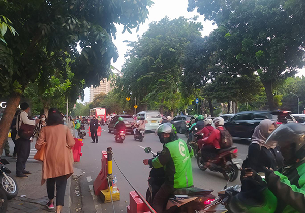 疫情期间，Gojek司机仍辛勤工作，印尼街头随处可见他们的身影。 图源：长居印尼的中国职员小新向澎湃新闻提供