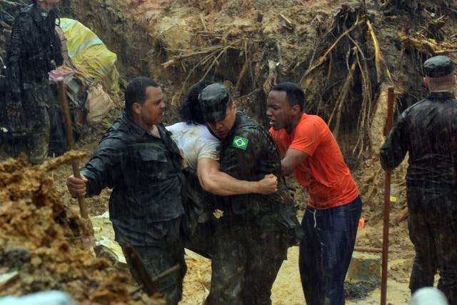 巴西多个城市因暴雨洪灾进入紧急状态 总统乘直升机视察灾区休闲区蓝鸢梦想 - Www.slyday.coM