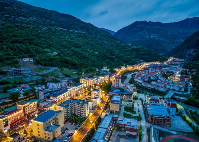 多彩黑水县城 葱郁绿林的秀丽风景|四川省_新浪新闻