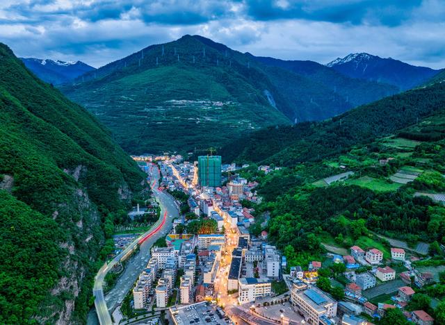 多彩黑水县城 葱郁绿林的秀丽风景|四川省_新浪财经_新浪网