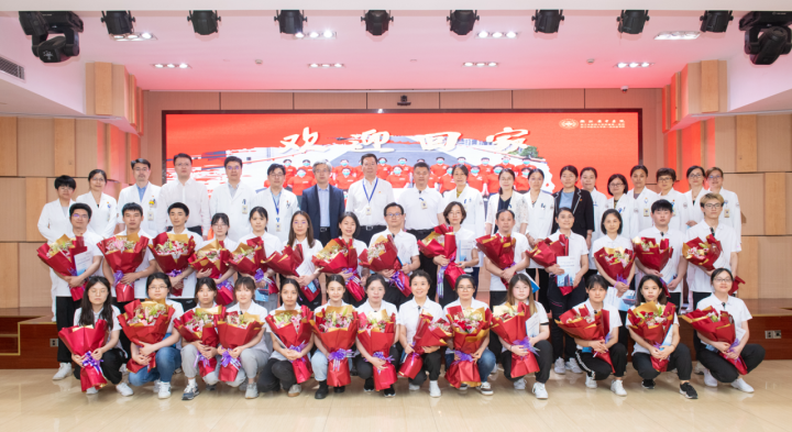 在上海临港方舱画杭州西湖的援沪姑娘今天回来了，还带回一件精致的礼物休闲区蓝鸢梦想 - Www.slyday.coM