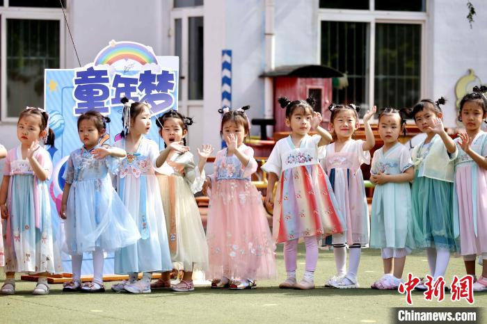 山东泰安百余名幼儿汉服汉礼迎双节