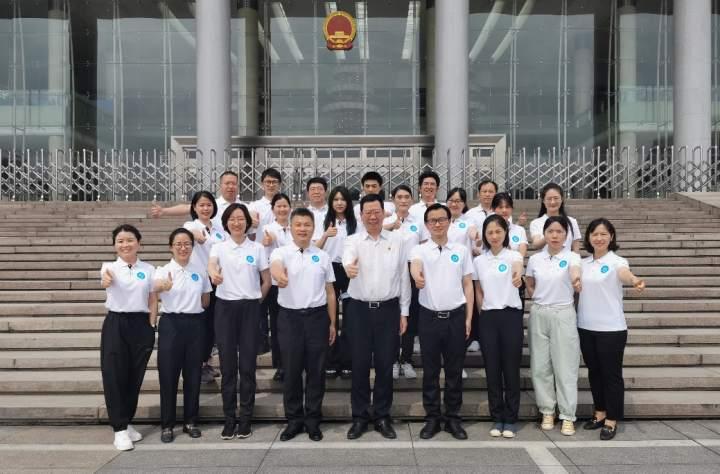 在上海临港方舱画杭州西湖的援沪姑娘今天回来了，还带回一件精致的礼物休闲区蓝鸢梦想 - Www.slyday.coM