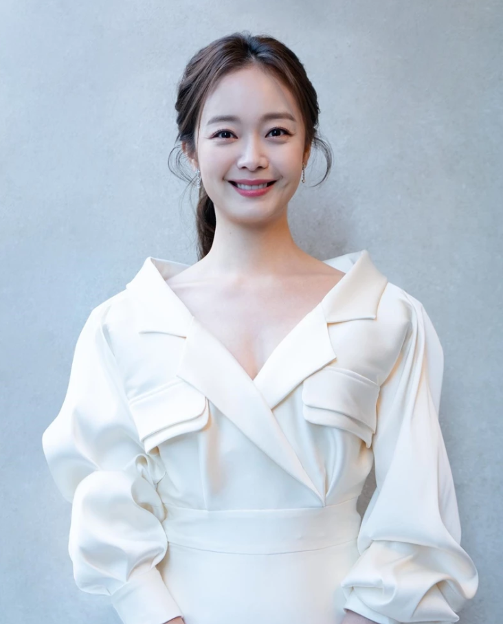 通过mbc情景喜剧《奇迹》出道的全昭旻以可爱的外貌