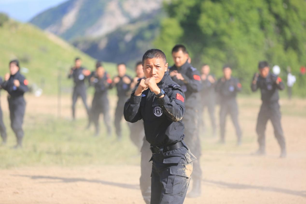 张玉张玉是深圳市公安局特警支队战狼突击队大队长,他最爱身着战狼