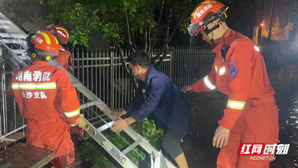 抢险！湖南多地暴雨，消防紧急救援疏散群众300余人！休闲区蓝鸢梦想 - Www.slyday.coM