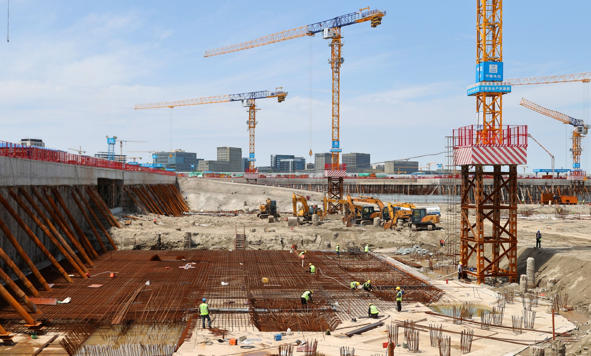 5月31日拍摄的上海浦东新区西岛金融中心项目建设工地.