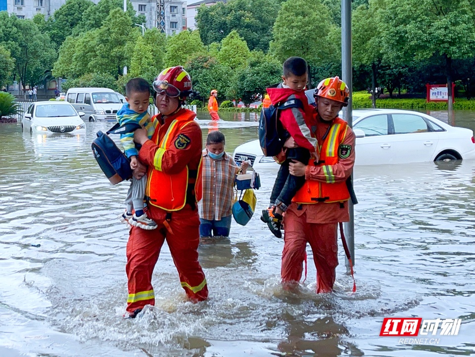 抢险！湖南多地暴雨，消防紧急救援疏散群众300余人！休闲区蓝鸢梦想 - Www.slyday.coM