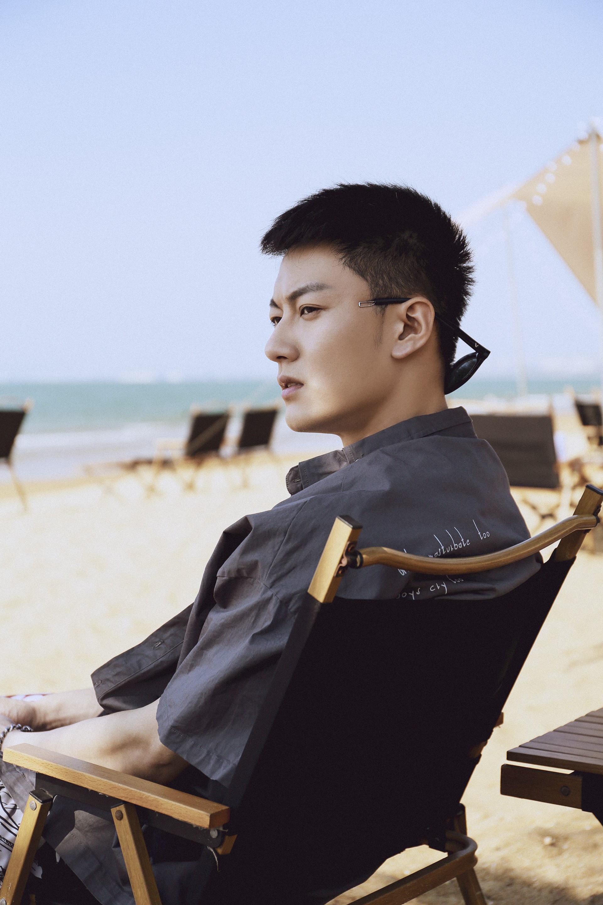 《为你逆光而来》海口热拍 剧组曝张冠森夏日海滩写