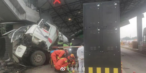 成都一水泥罐车撞上桥墩致收费站垮塌休闲区蓝鸢梦想 - Www.slyday.coM