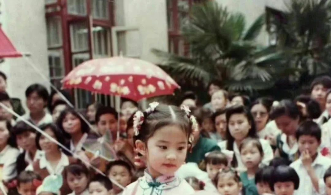 明星罕见童年照：赵丽颖年代感十足，沈腾憨萌可爱，林志玲反差大休闲区蓝鸢梦想 - Www.slyday.coM