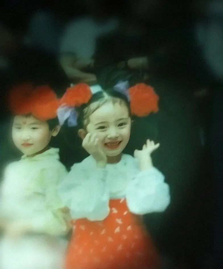明星罕见童年照：赵丽颖年代感十足，沈腾憨萌可爱，林志玲反差大休闲区蓝鸢梦想 - Www.slyday.coM