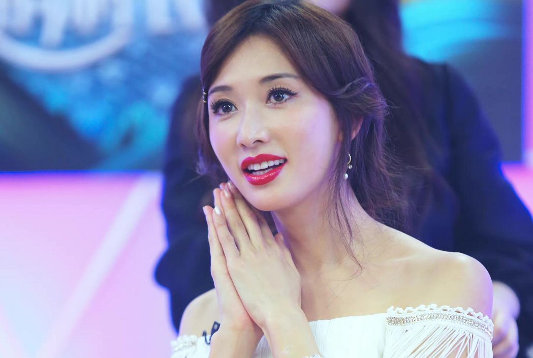 明星罕见童年照：赵丽颖年代感十足，沈腾憨萌可爱，林志玲反差大休闲区蓝鸢梦想 - Www.slyday.coM