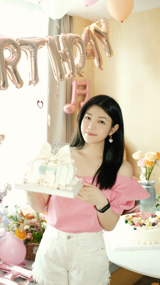 陈妍希晒照庆39岁生日肤白貌美大长腿与陈晓感情甜蜜惹人羡