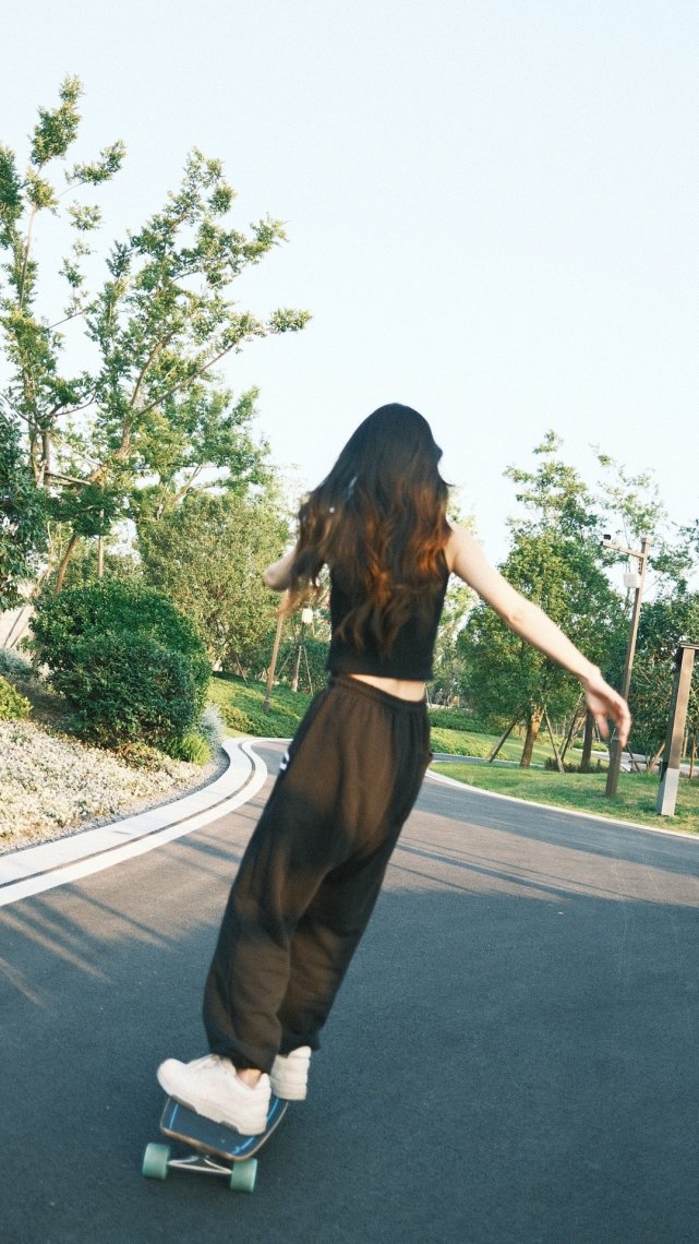 baby化身滑板女孩难掩帅气笑容甜美超治愈公开最新行程受期待