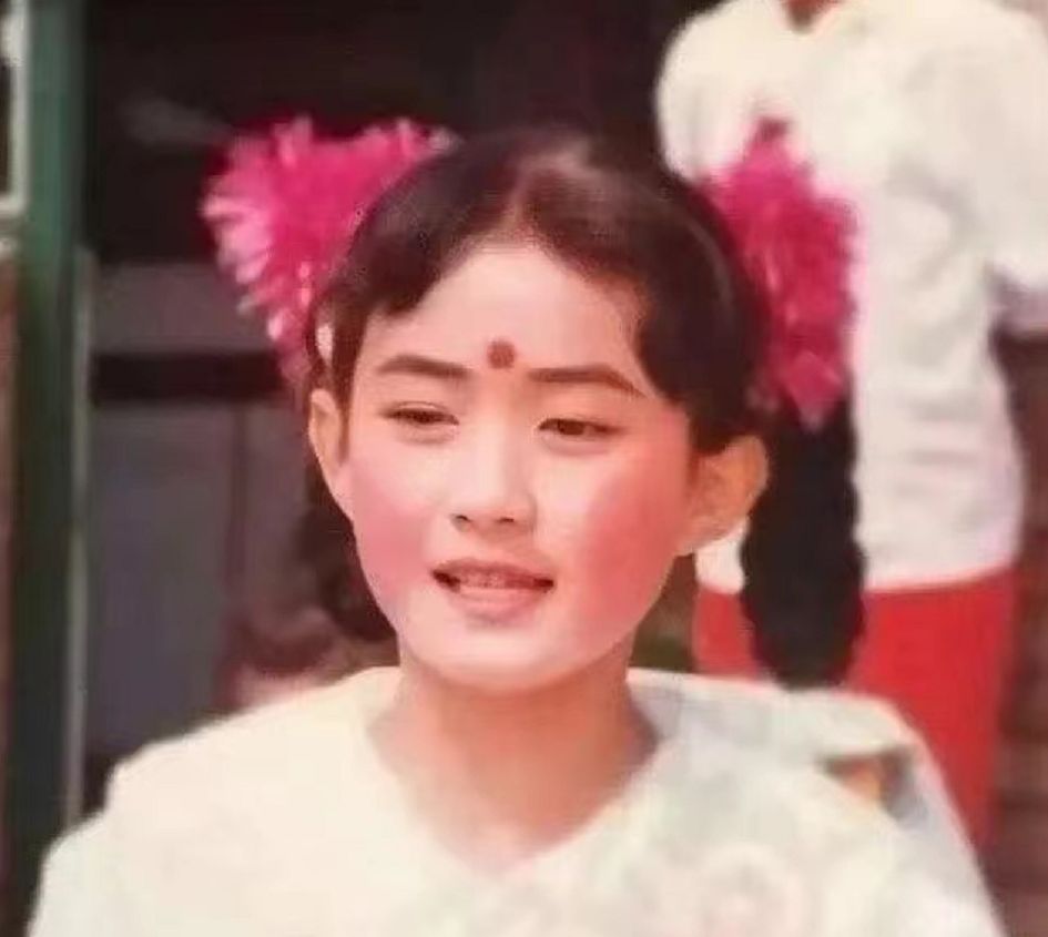 明星罕见童年照：赵丽颖年代感十足，沈腾憨萌可爱，林志玲反差大休闲区蓝鸢梦想 - Www.slyday.coM