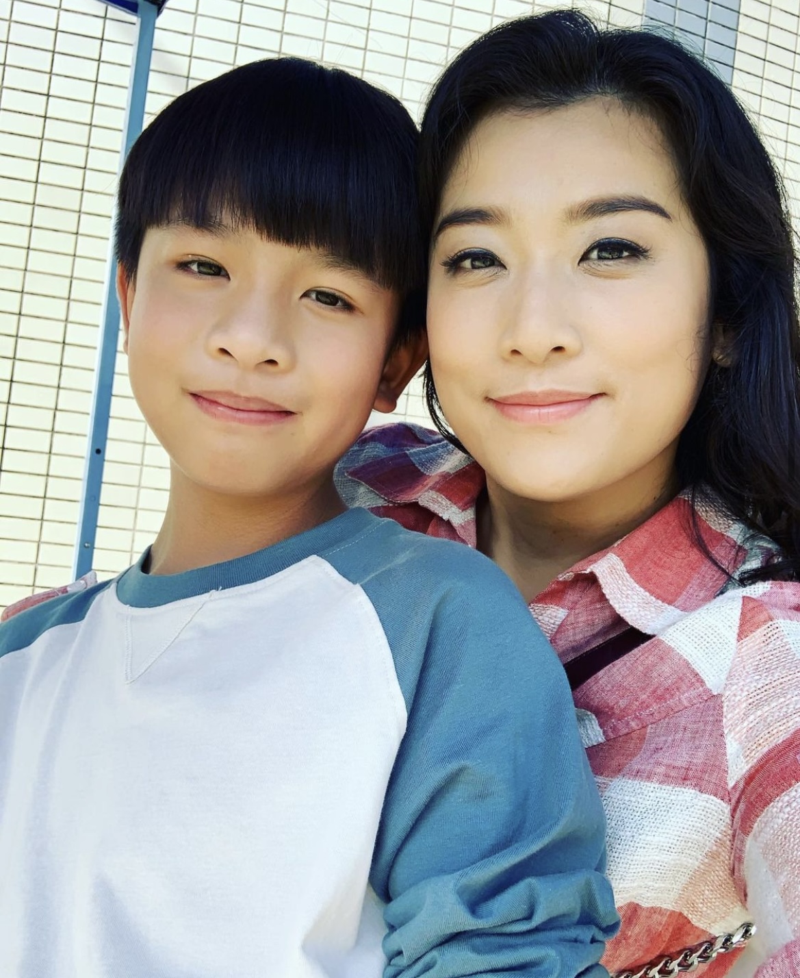 TVB绿叶自曝儿子在国外确诊，遗憾无法前往照顾，镜头前感触落泪休闲区蓝鸢梦想 - Www.slyday.coM