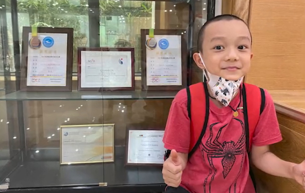 汪涵老婆罕晒儿子7岁沐沐给妈妈织围巾游泳获两块奖牌超优秀