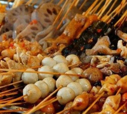 街边涮串,加麻酱加蒜汁加辣椒,满满一大盘,太过瘾了__财经头条