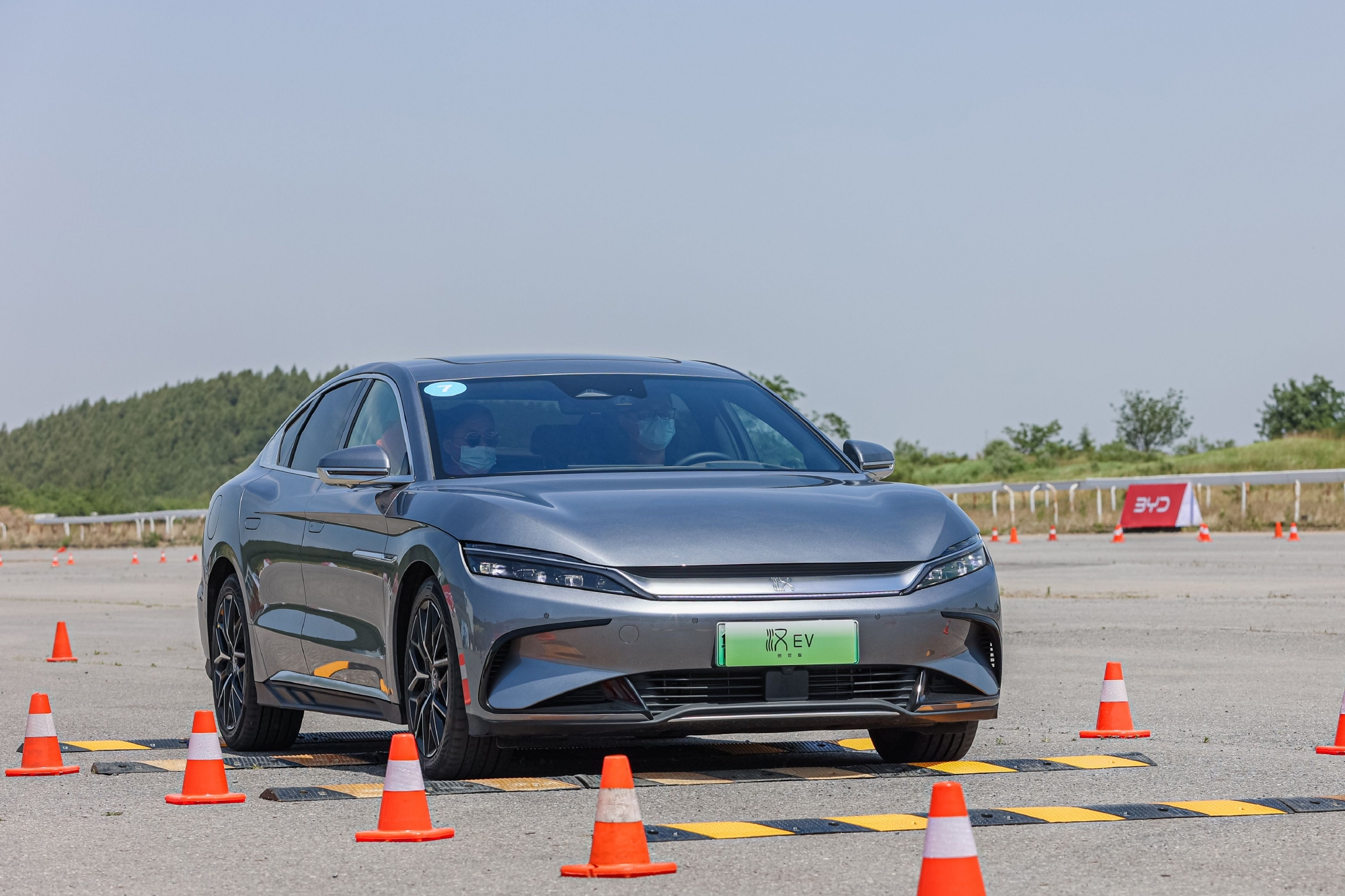 试驾比亚迪汉ev创世版-新浪汽车