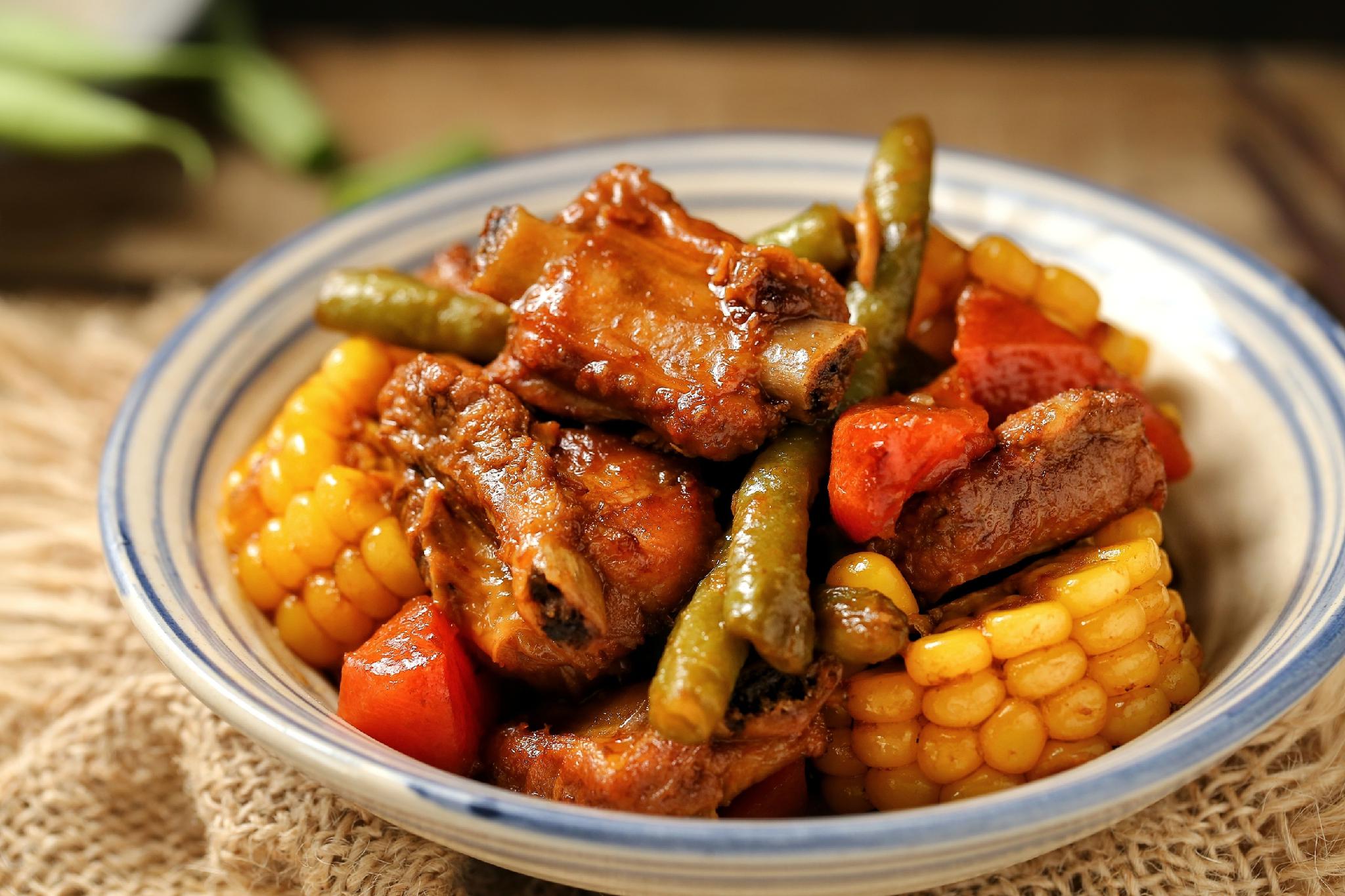 做法:1,先把所需的食材处理好,把排骨仔细冲洗干净,去掉杂质后,切成段