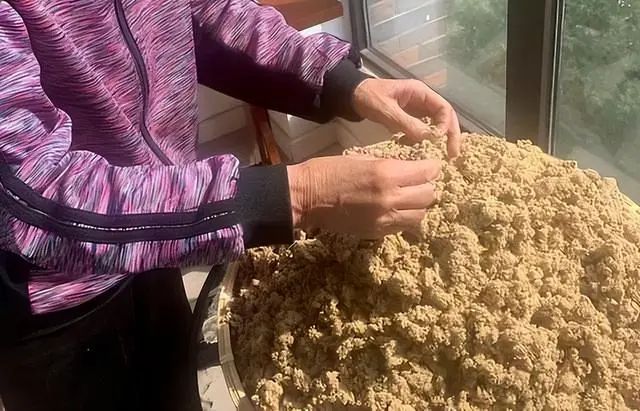 把这里的硬块揉开，气血不足、上热下寒的人，这样做就对了休闲区蓝鸢梦想 - Www.slyday.coM