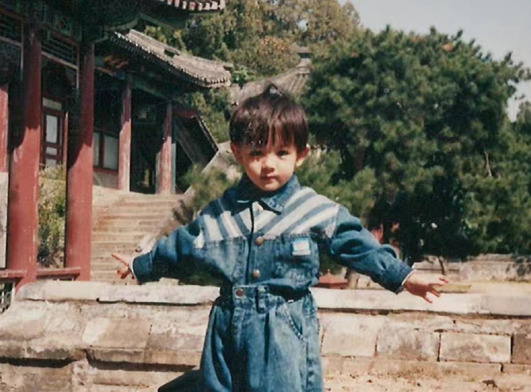 明星罕见童年照：赵丽颖年代感十足，沈腾憨萌可爱，林志玲反差大休闲区蓝鸢梦想 - Www.slyday.coM