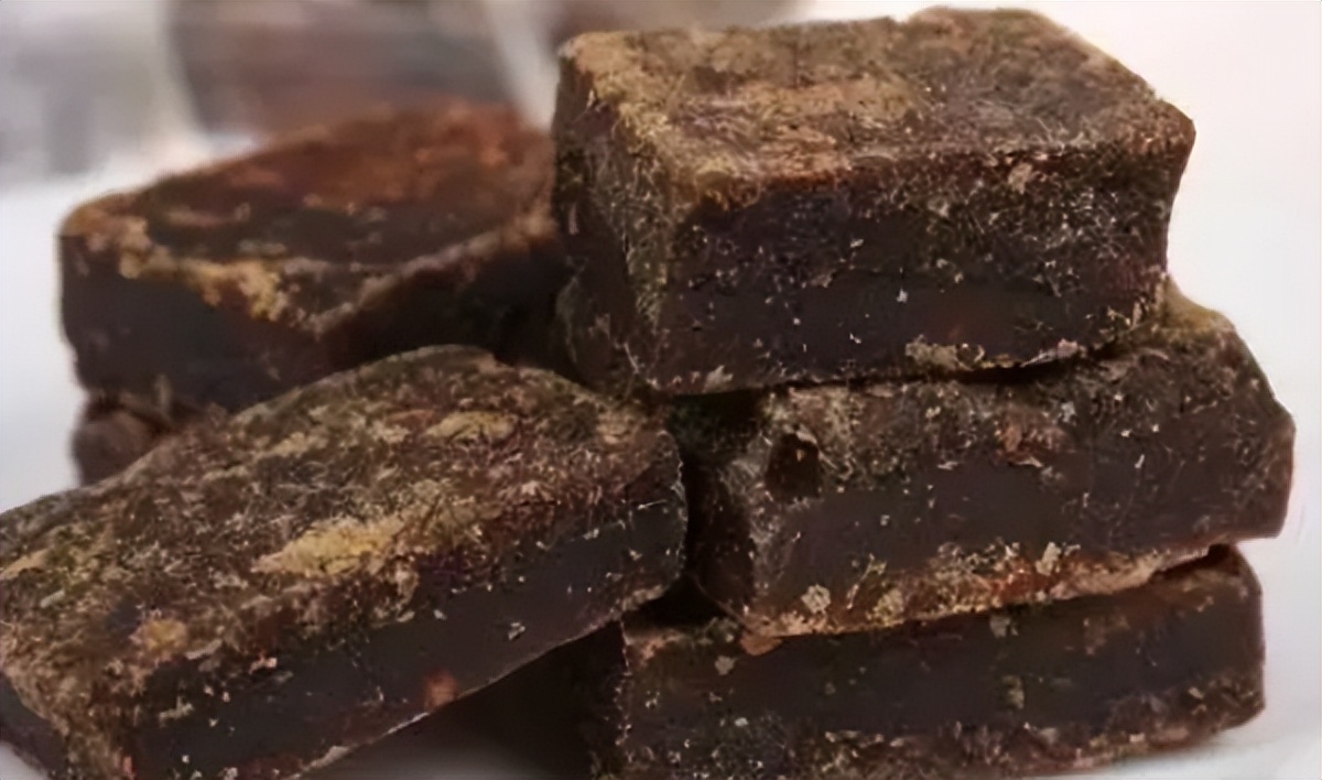 在那个没有薯片和奶茶的年代,这种看起来黑乎乎的糖块堪比今天的鹅肝
