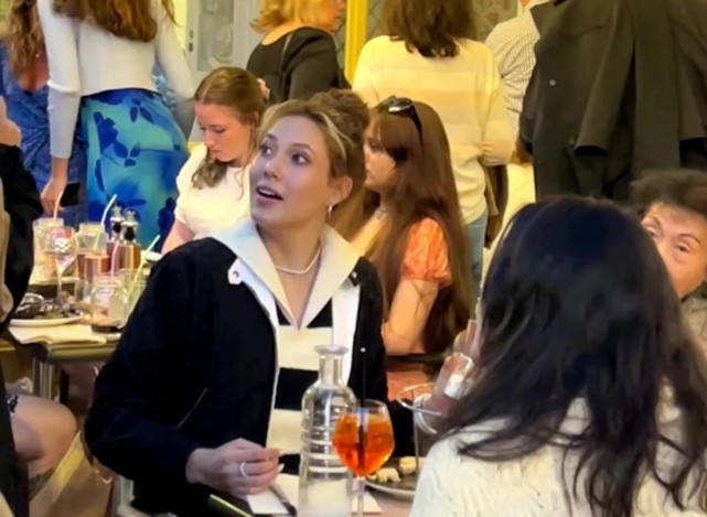 谷爱凌全家都在法国!低调在路边吃饭,她穿休闲装被偶遇表情搞笑休闲区蓝鸢梦想 - Www.slyday.coM 谷爱凌全家都在法国!低调在路边吃饭,她穿休闲装被偶遇表情搞笑休闲区蓝鸢梦想 - Www.slyday.coM