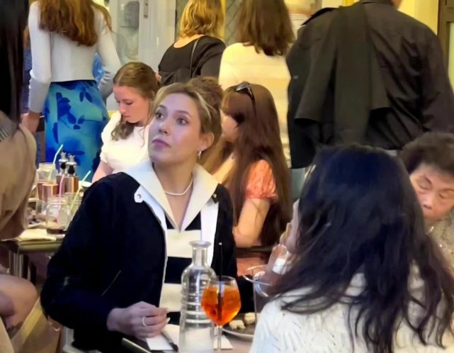 谷爱凌全家都在法国!低调在路边吃饭,她穿休闲装被偶遇表情搞笑休闲区蓝鸢梦想 - Www.slyday.coM 谷爱凌全家都在法国!低调在路边吃饭,她穿休闲装被偶遇表情搞笑休闲区蓝鸢梦想 - Www.slyday.coM