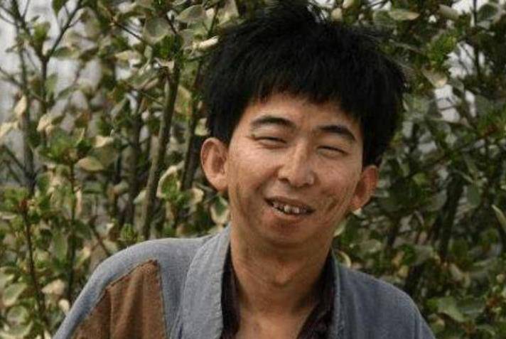 嘲笑比黄渤还“丑”,跑龙套20年后转型当导演,老婆美若天仙休闲区蓝鸢梦想 - Www.slyday.coM 嘲笑比黄渤还“丑”,跑龙套20年后转型当导演,老婆美若天仙休闲区蓝鸢梦想 - Www.slyday.coM