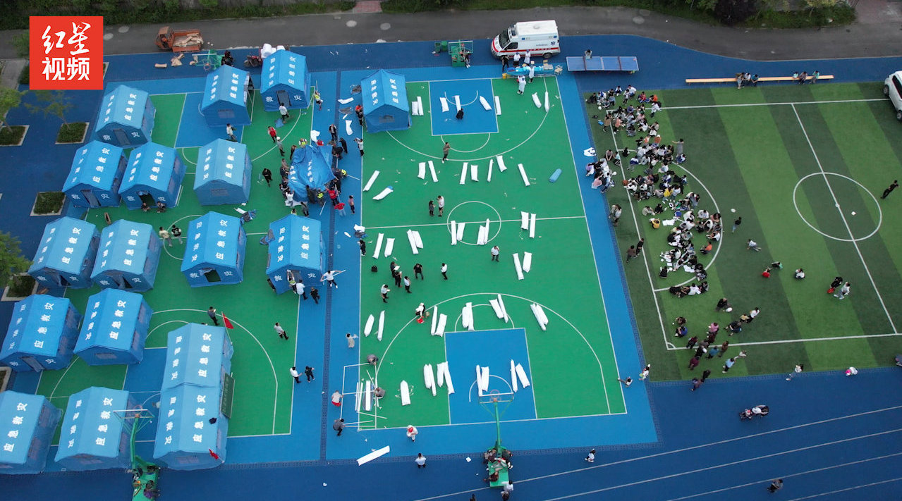 独家航拍雅安芦山地震震中太平镇：已恢复供电 临时安置点有群众入住，救援正有序展开