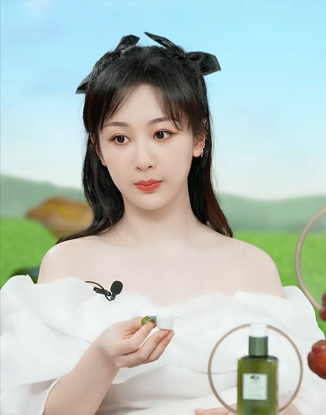 杨紫出席品牌直播活动，眼睛又大又亮，扑闪扑闪，好像个小猫咪休闲区蓝鸢梦想 - Www.slyday.coM