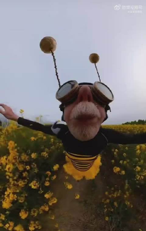 一把年纪cos play小蜜蜂93,这个老爷爷可太萌了!