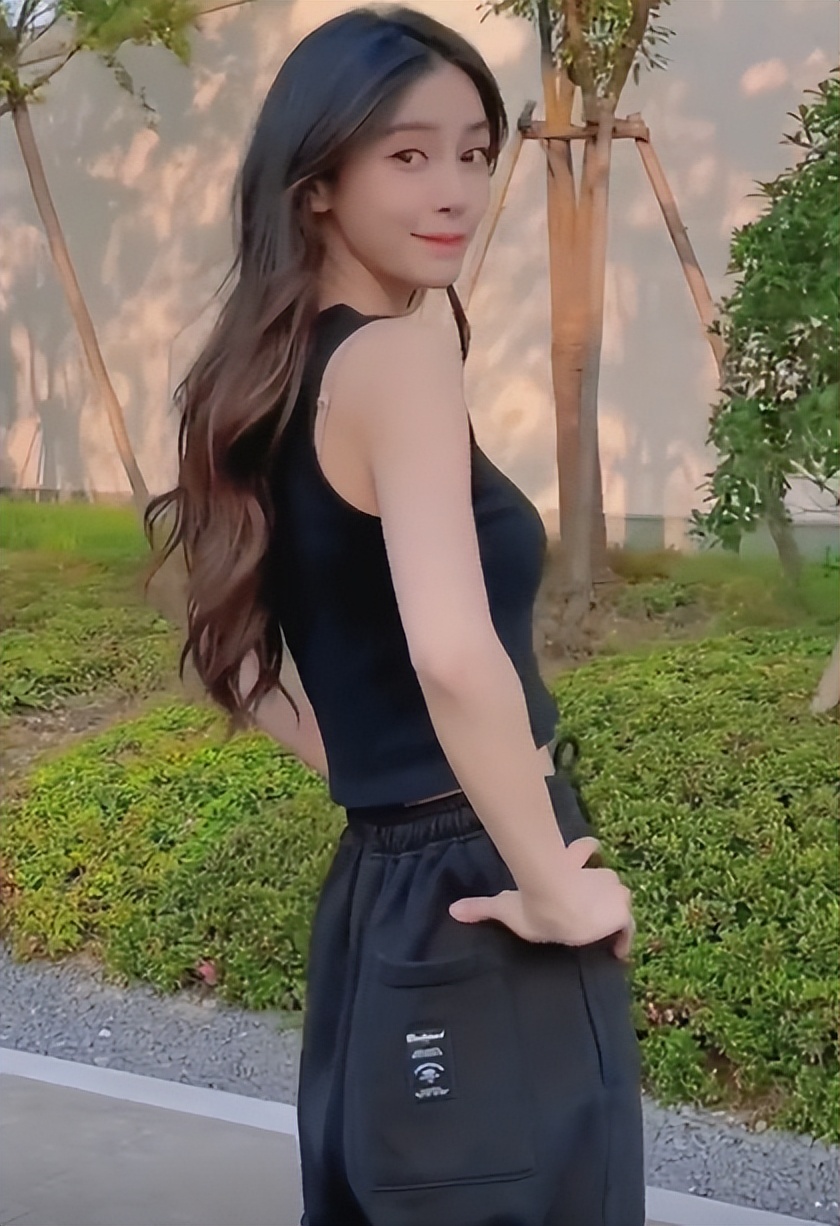 杨颖分享日常vlog在别墅区路上玩滑板对着镜头比耶笑容甜蜜