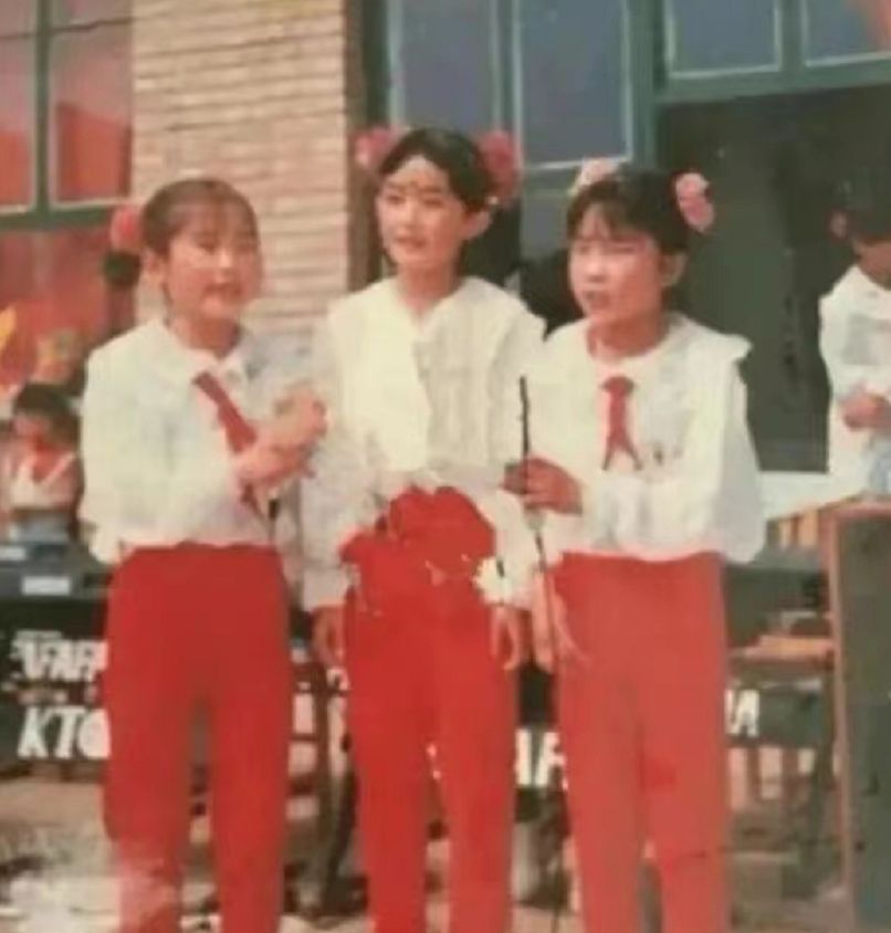 明星罕见童年照：赵丽颖年代感十足，沈腾憨萌可爱，林志玲反差大休闲区蓝鸢梦想 - Www.slyday.coM