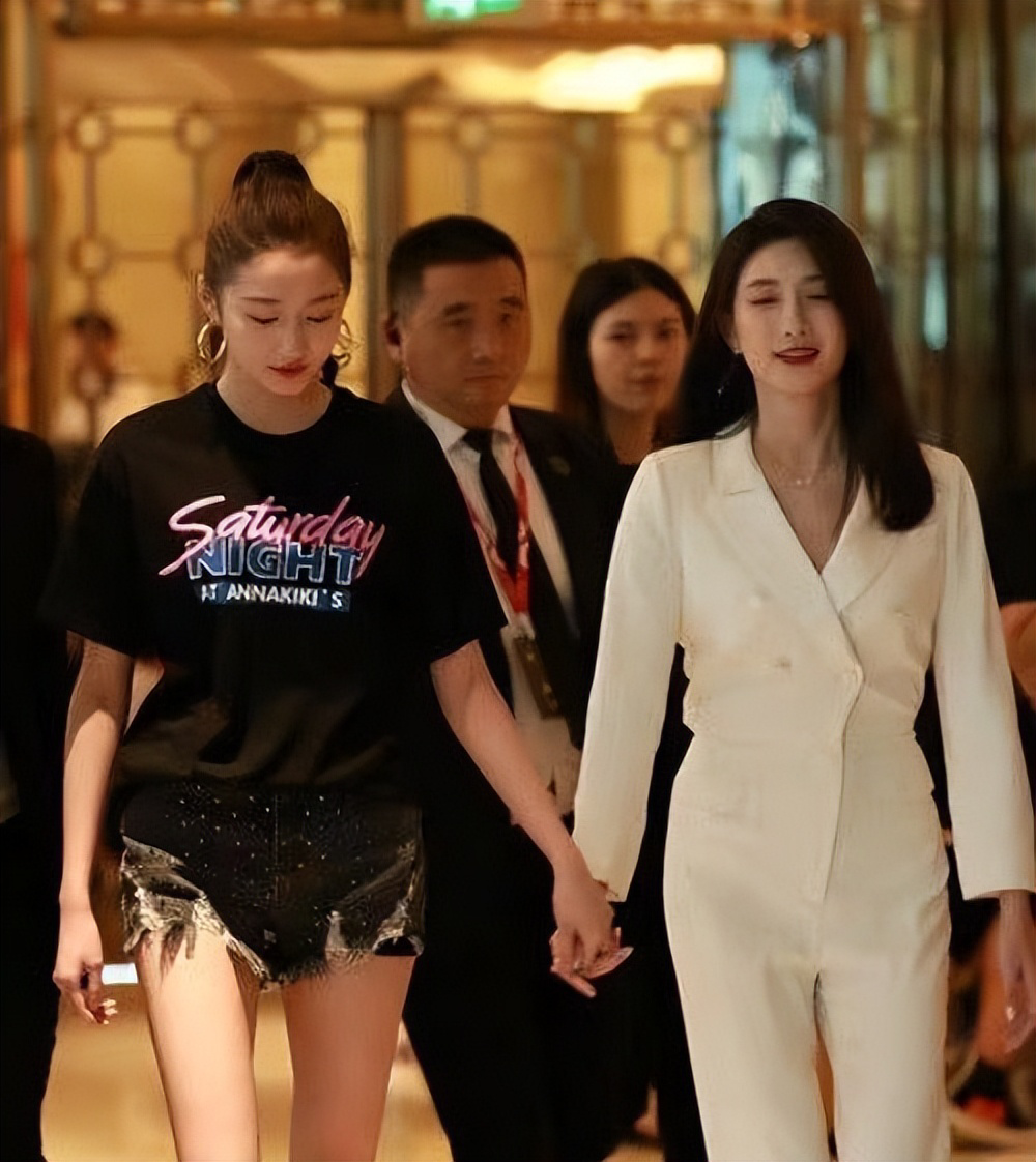 穿超短裤显露身材优势,网友:两人都是腿精|关晓彤|江疏影|身材_新浪