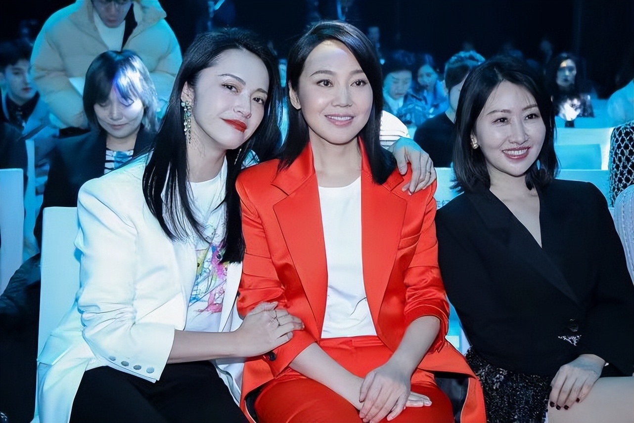 闫妮姚晨梦幻同框同穿西装风格却不同但明显姚晨略胜一筹